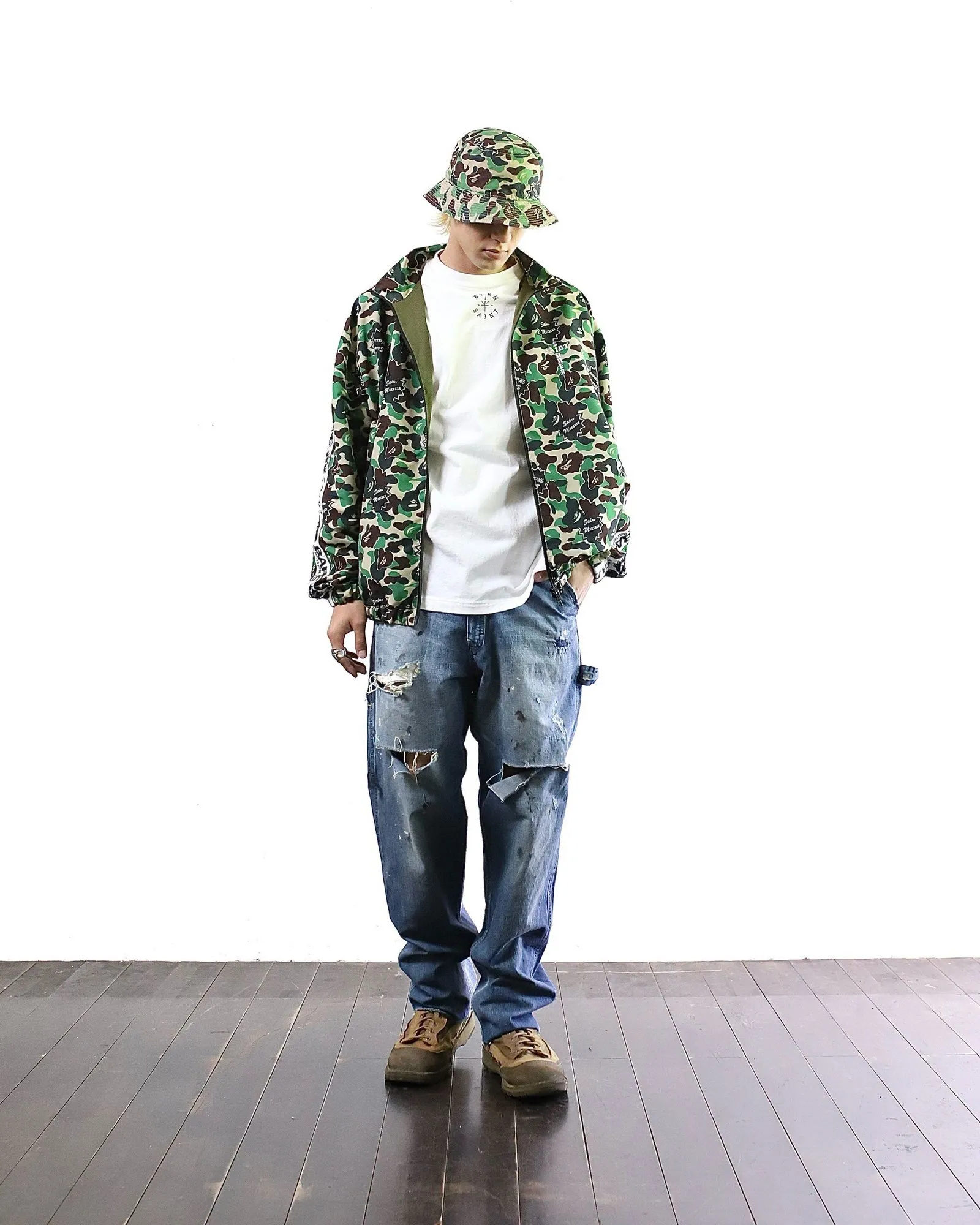 SAINT Mxxxxxx SAINT_DENIM PANTS/PAINTER /BLUE Logging trousers with knife-cut holes and splashed ink. Patch jeans. Blue S-XL. All accessories are molded and customized. Super heavy work. Washed and distressed. Knife-cut holes. Artificial splashed ink graffiti. Authentic version. Loose and stylish.